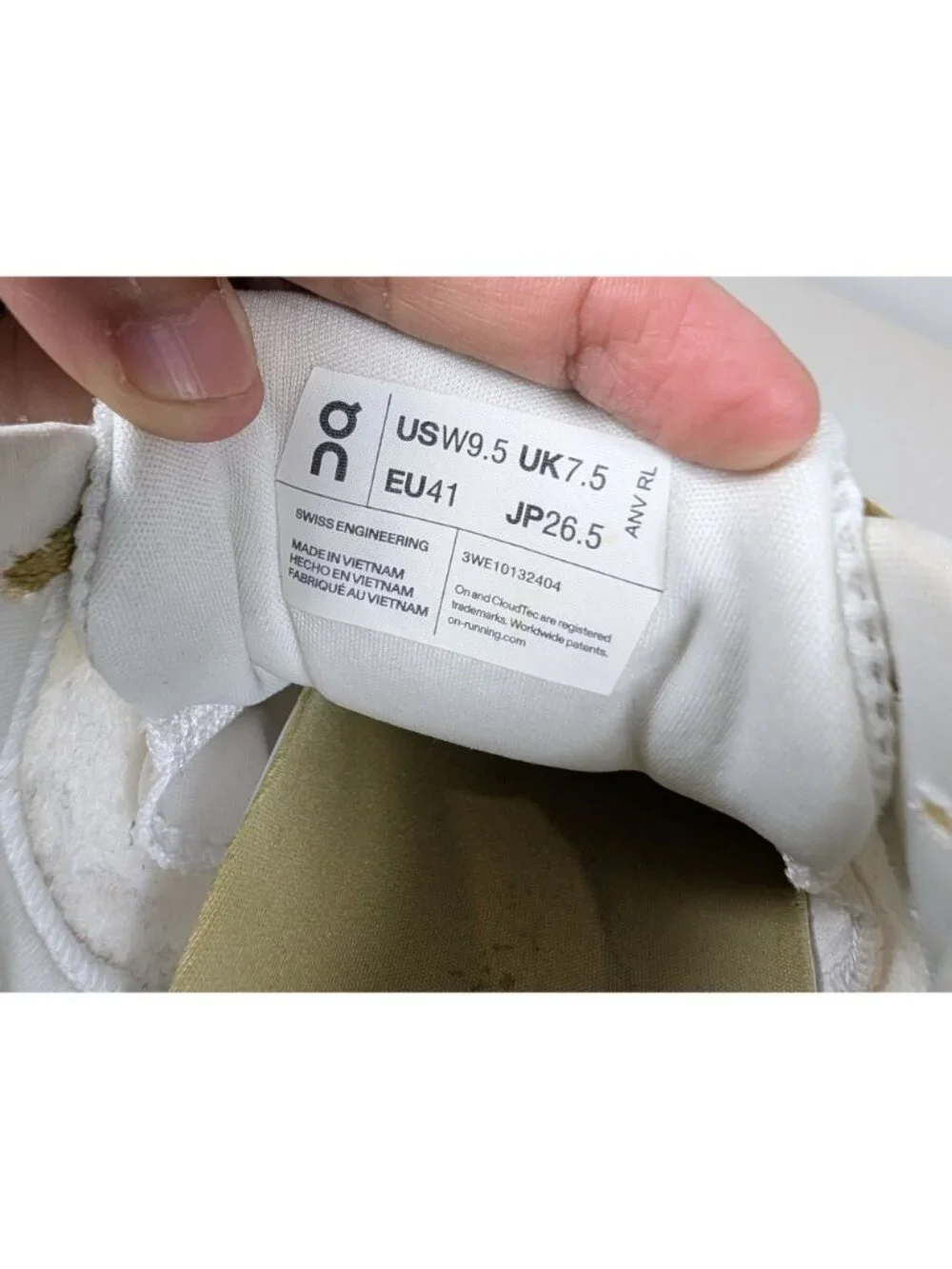 On cloud cloud runner2 undyed green, white running shoes women's size 9.5
